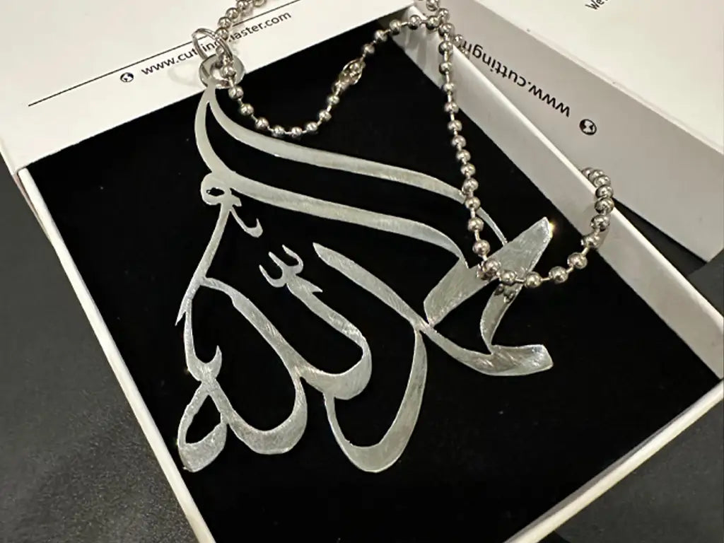 قلادة الحمد لله بالخط العربي - قلادة بطلاء ذهبي فاخر