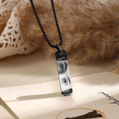 "Gaze Pendant" - A Mysterious Eye Catcher